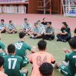 CEO Persebaya Azrul Ananda dan jajaran manajemen bersama perwakilan Bonek memberikan semangat dan dukungan kepada tim di Lapangan THOR seusai sesi latihan. (Official Persebaya)