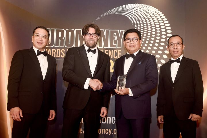 Direktur Utama Bank Mandiri Darmawan Junaidi mewakili perseroan menerima anugerah Best Bank in Indonesia di 2023 versi Euromoney di Hongkong, Selasa (25/7). Foto: Bank Mandiri