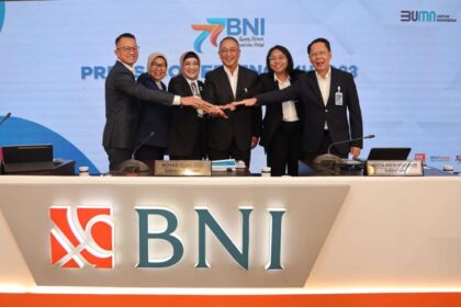 Direktur Utama PT Bank Negara Indonesia (Persero) Tbk atau BNI Royke Tumilaar (ketiga dari kanan) dalam press conference Paparan Kinerja BNI Semester I-2023, Selasa (25/7/2023). Foto: Dok BNI