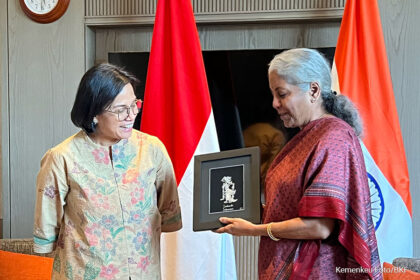 Sri Mulyani bersama timpalannya, Menkeu India, Nirmala Sitharaman.