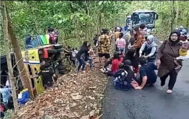 Bus melintas melewati jalur tanjakan Gemulung Pulegundes. Tanjakan Pulegundes sebenarnya tidak terlalu tinggi, hanya saja tanjakannya cukup panjang. Dan nampaknya pengemudi kurang menguasai medan sehingga tidak siap melibas tanjakan.