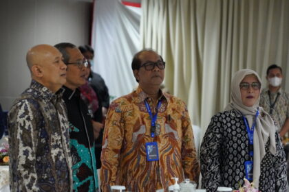 Menteri Koperasi dan UKM, Teten Masduki berdampingan dengan Wakil Ketua KPK, Alexander Marwata dalam kegiatan Penguatan Antikorupsi untuk Penyelenggara Negara Berintegritas (PAKU Integritas) Tahun 2023 bagi jajaran Kementerian Koperasi dan Usaha Kecil dan Menengah (Kemenkop UKM) beserta pasangan di Gedung Merah Putih KPK, Jakarta, Selasa (11/7). Foto: KPK RI untuk ipol.id