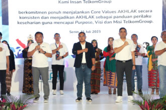 Direktur Utama Telkom Ririek Adriansyah (kedua dari kiri, baris depan) membacakan komitmen internalisasi & aktualisasi core values AKHLAK di lingkungan insan TelkomGroup disaksikan oleh Deputi Bidang Sumber Daya Manusia Teknologi dan Informasi Kementerian BUMN Tedi Bharata (tengah, baris depan) beserta jajaran BOE TelkomGroup pada acara AKHLAK Culture Festival TelkomGroup 2023 di Jakarta, Senin (31/7). Foto: Telkom Indonesia