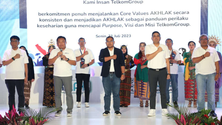 Direktur Utama Telkom Ririek Adriansyah (kedua dari kiri, baris depan) membacakan komitmen internalisasi & aktualisasi core values AKHLAK di lingkungan insan TelkomGroup disaksikan oleh Deputi Bidang Sumber Daya Manusia Teknologi dan Informasi Kementerian BUMN Tedi Bharata (tengah, baris depan) beserta jajaran BOE TelkomGroup pada acara AKHLAK Culture Festival TelkomGroup 2023 di Jakarta, Senin (31/7). Foto: Telkom Indonesia