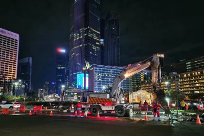 Proses rekonstruksi jalur bus TransJakarta Koridor 1 di Bundaran HI menggunakan beton cepat kering (SpeedCrete) oleh SIG.