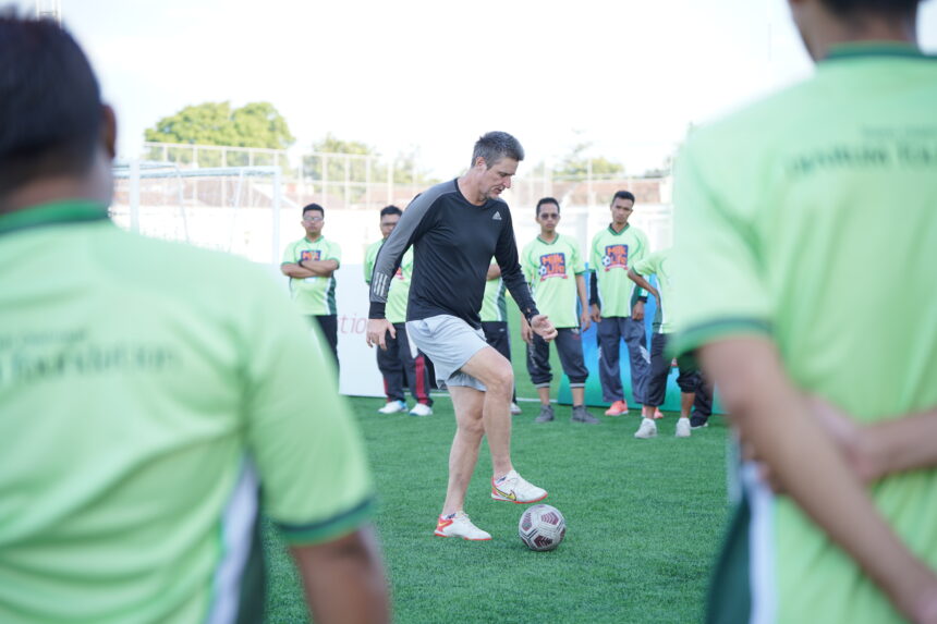 MilkLife Coaching Clinic merupakan pelatihan untuk guru olahraga Sekolah Dasar yang menjadi langkah awal agar para pendidik memiliki pemahaman dan kemampuan dasar tentang sepak bola putri U-10 dan U-12.