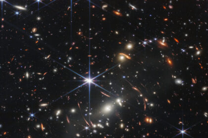 Gugus galaksi SMACS 0723 terlihat penuh warna, dirilis oleh NASA 11 Juli 2022, menggunakan teleskop antariksa Webb.