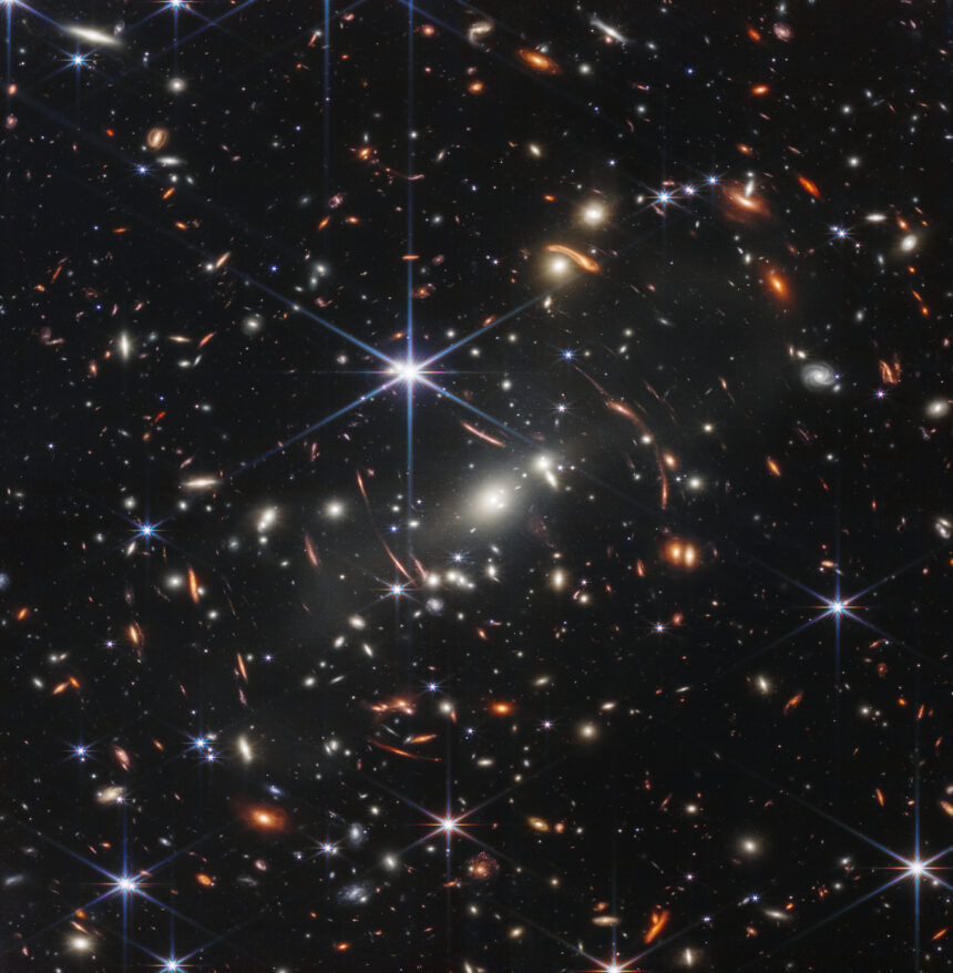 Gugus galaksi SMACS 0723 terlihat penuh warna, dirilis oleh NASA 11 Juli 2022, menggunakan teleskop antariksa Webb.