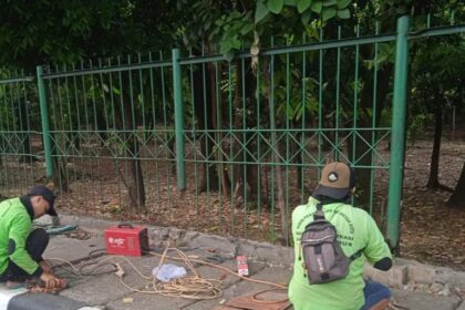 Sejumlah petugas Sudin Pertamanan dan Hutan Kota Jakarta Timur, sejak Selasa (25/7) hingga Jumat (28/7) melakukan perbaikan 18 celah pagar yang rusak dengan cara menutupnya menggunakan besi ulir dilas. Foto: Ist