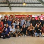 Sejumlah mahasiswa/i mengikuti diskusi tentang kearifan lokal muda dayak untuk Ibu Kota Negara (IKN) Nusantara yang diadakan sukarelawan Pandawa Ganjar Kalimantan di Posko Ganjar Pranowo, Kebayoran Baru, Jakarta Selatan, Rabu (26/7). Foto: Pandawa