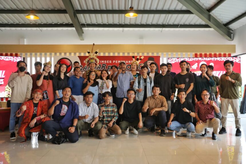 Sejumlah mahasiswa/i mengikuti diskusi tentang kearifan lokal muda dayak untuk Ibu Kota Negara (IKN) Nusantara yang diadakan sukarelawan Pandawa Ganjar Kalimantan di Posko Ganjar Pranowo, Kebayoran Baru, Jakarta Selatan, Rabu (26/7). Foto: Pandawa