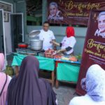 Ibu-Ibu antusias mengikuti pelatihan cara membuat sup dan gulai kambing yang lezat, digelar sukarelawan Muslimah Ganjar Pranowo di kawasan Pasar Rebo, Jakarta Timur, Jumat (30/6) siang. Foto: Muslimah