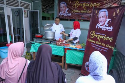 Ibu-Ibu antusias mengikuti pelatihan cara membuat sup dan gulai kambing yang lezat, digelar sukarelawan Muslimah Ganjar Pranowo di kawasan Pasar Rebo, Jakarta Timur, Jumat (30/6) siang. Foto: Muslimah