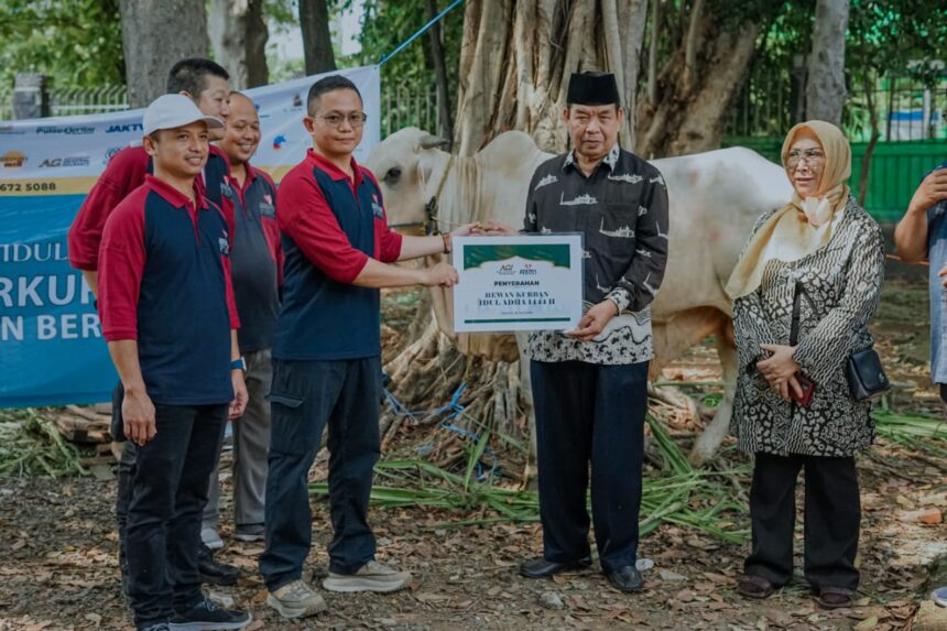 Laksma (Purn) KH Asep Saepudin selaku Pelaksana Tugas Ketua Harian Badan Pengelola Masjid Istiqlal (kanan) menerima penyerahan hewan kurban secara simbolik dari Bank Artha Graha Internasional. Foto: Bank Artha Graha Internasional