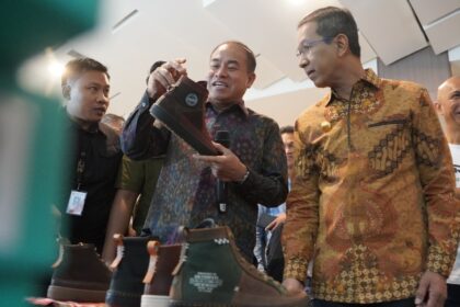 Ketua Umum PERSAJA, Amir Yanto bersama Pj Gubernur DKI Jakarta, Heru Budi Hartono saat melihat salah satu pameran PERSAJA Creative UMKM Expo di The Kasablanka Hall, Jakarta Selatan, Sabtu (1/7). Foto: Dok Puspenkum Kejaksaan Agung