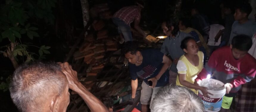 Warga masyarakat berhamburan keluar rumah saat gempa magnitudo (M)6,4, Jumat (30/6), pukul 23.00 WIB. Foto: BNPB