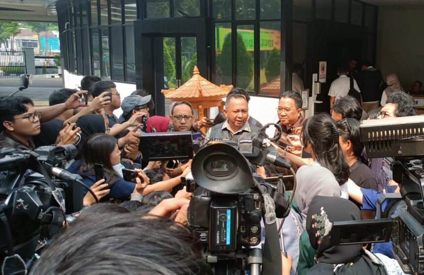 Kapuspenkum Kejaksaan Agung, Ketut Sumedana saat dikonfirmasi wartawan di Gedung Bundar Kejaksaan Agung, Jakarta Selatan, Senin (3/7). Foto: Yudha Krastawan/ipol.id