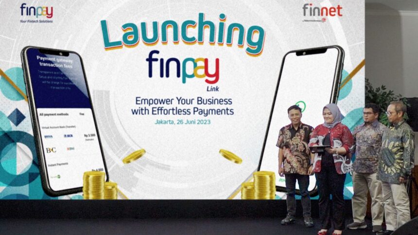 Foto 1: Direktur Enterprise Business PT Finnet Indonesia Irena Aldanituti (kedua dari kiri) melakukan seremoni peluncuran FinPay Link disaksikan VP Government and Enterprise Business Finnet Moch. Wasi’ul Hakim (paling kanan), VP Enterprise Fulfilment & Delivery Finnet Roosdiono (kedua dari kanan), dan VP Synergy & Enterprise Business Finnet Gunawan Edi Wibowo (Paling kiri) di Jakarta, beberapa waktu yang lalu. Foto: Telkom Indonesia