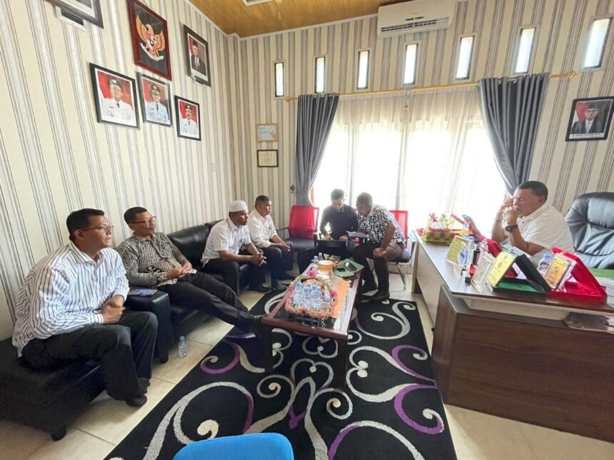 Tim Kejaksaan Negeri (Kejari) Aceh Timur saat melakukan klarifikasi terkait dugaan pungutan liar terhadap Kepala Sekolah Se-Kabupaten Aceh Timur, Rabu (5/7). Foto: Kejari Aceh Timur