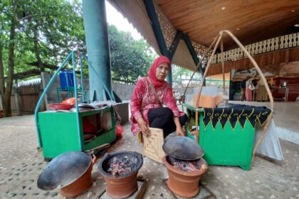 Pedagang kerak telor di perkampungan budaya betawi Setu Babakan yakni Nurseha, 52, (Isteri Bang Udin) ingin kuliner khas betawi di kawasan Setu Babakan, Jagakarsa, Jakarta Selatan semakin disenangi dan terus diburu masyarakat. Foto: Joesvicar Iqbal/ipol.id