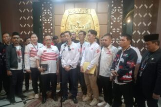 Mantan Ketua DPD PKN DKI Jakarta, Tjandra Juti saat mendaftar bacalegnya ke KPUD DKI beberapa waktu lalu.(foto Sofian/ ipol.id)