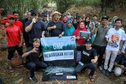 Dalam kegiatan bertema mewariskan hutan di Desa Jatisura, Kecamatan Jatiwangi, Kabupaten Majalengka, Jawa Barat, Kamis (6/7). Sukarelawan Ganjar Muda Padjajaran (GMP) menggandeng komunitas perhutanan mengajak masyarakat luas terus melestarikan hutan lingkungan. Foto: GMP