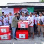 Relawan Gerakan Rakyat Desa Untuk (Gardu) Ganjar Banten memberikan 35 boks ikan kepada para nelayan di Tempat Pelelangan Ikan (TPI) Bayah, Kecamatan Bayah, Kabupaten Lebak, Banten pada Sabtu (8/7) siang. Foto: Gardu