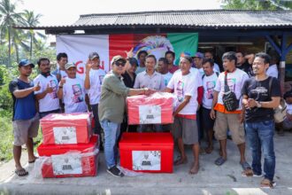 Relawan Gerakan Rakyat Desa Untuk (Gardu) Ganjar Banten memberikan 35 boks ikan kepada para nelayan di Tempat Pelelangan Ikan (TPI) Bayah, Kecamatan Bayah, Kabupaten Lebak, Banten pada Sabtu (8/7) siang. Foto: Gardu