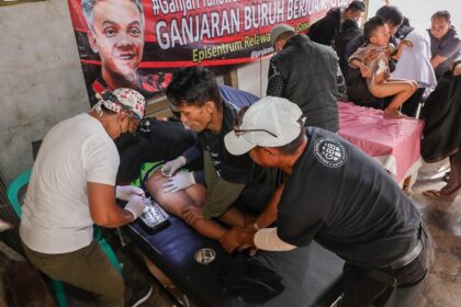 Ganjaran Buruh Berjuang (GBB) gelar kegiatan Sunatan Massal untuk Anak Keluarga Buruh di Desa Togagapu, Kecamatan Padalarang, Kabupaten Bandung Barat, Jawa Barat, Sabtu (8/7) siang. Foto: GBB