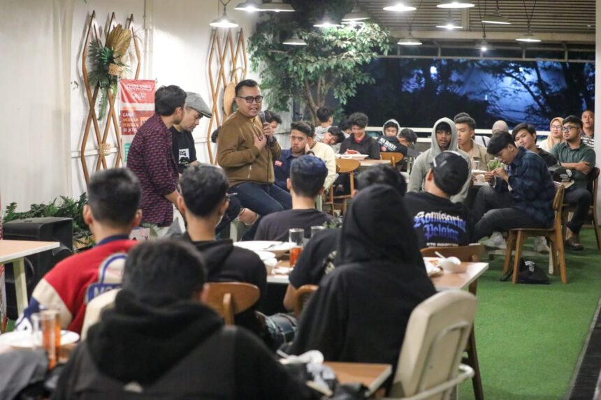 Dalam mengumpulkan ide gagasan pada bidang ekonomi kreatif untuk membangun bangsa. Sukarelawan Ganjartivity Jawa Barat menggelar acara Ngadawuh Ganjar (Ngajar) bersama para anak muda, Gen Z dan milenial, di Fifteen Cafe, Braga, Kecamatan Sumur Bandung, Jawa Barat, Sabtu (8/7). Foto: Ganjartivity