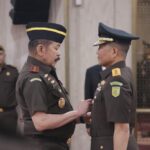 Jaksa Agung ST Burhanuddin saat melantik Mayjen TNI Wahyoedho Indrajit sebagai Jaksa Agung Muda Pidana Militer (Jampidmil) di Gedung Utama Kejaksaan Agung (Kejagung), Jakarta, Rabu (12/7). Foto: Puspenkum Kejagung