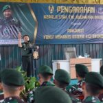 Kasad Jenderal Dudung Abdurachman saat memberikan pengarahan kepada Prajurit Yonif Mekanis Raider 413/Bremoro, Solo, Jawa Tengah, Jumat (14/7). Foto: Dispenad