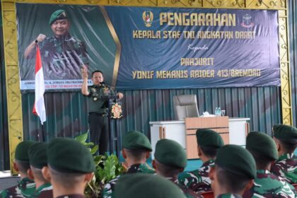 Kasad Jenderal Dudung Abdurachman saat memberikan pengarahan kepada Prajurit Yonif Mekanis Raider 413/Bremoro, Solo, Jawa Tengah, Jumat (14/7). Foto: Dispenad