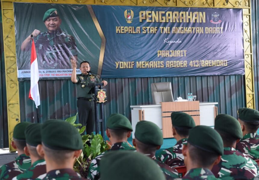 Kasad Jenderal Dudung Abdurachman saat memberikan pengarahan kepada Prajurit Yonif Mekanis Raider 413/Bremoro, Solo, Jawa Tengah, Jumat (14/7). Foto: Dispenad