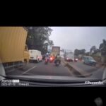 Viral mobil boks di Bitung Tangerang akibatkan kecelakaan, Foto : Instagram @dashcam_owners_indonesia.