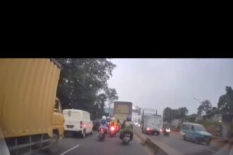 Viral mobil boks di Bitung Tangerang akibatkan kecelakaan, Foto : Instagram @dashcam_owners_indonesia.