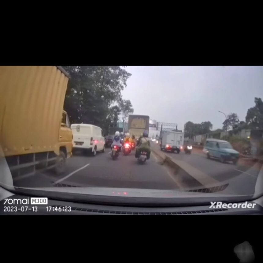Viral mobil boks di Bitung Tangerang akibatkan kecelakaan, Foto : Instagram @dashcam_owners_indonesia.