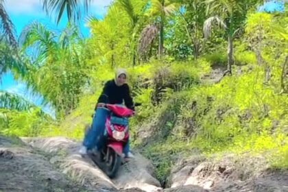 Viral jalan berlubang Lampung. Foto: Instagram @terang_media