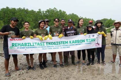 Perwakilan Sharp bersama komunitas Sharp Greenerator , perwakilan terangi dan penduduk desa wargarasa berfoto sesaat setelah penanaman mangrove di Pulau Tunda. Foto: Dok Sharp