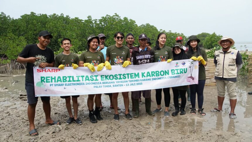 Perwakilan Sharp bersama komunitas Sharp Greenerator , perwakilan terangi dan penduduk desa wargarasa berfoto sesaat setelah penanaman mangrove di Pulau Tunda. Foto: Dok Sharp