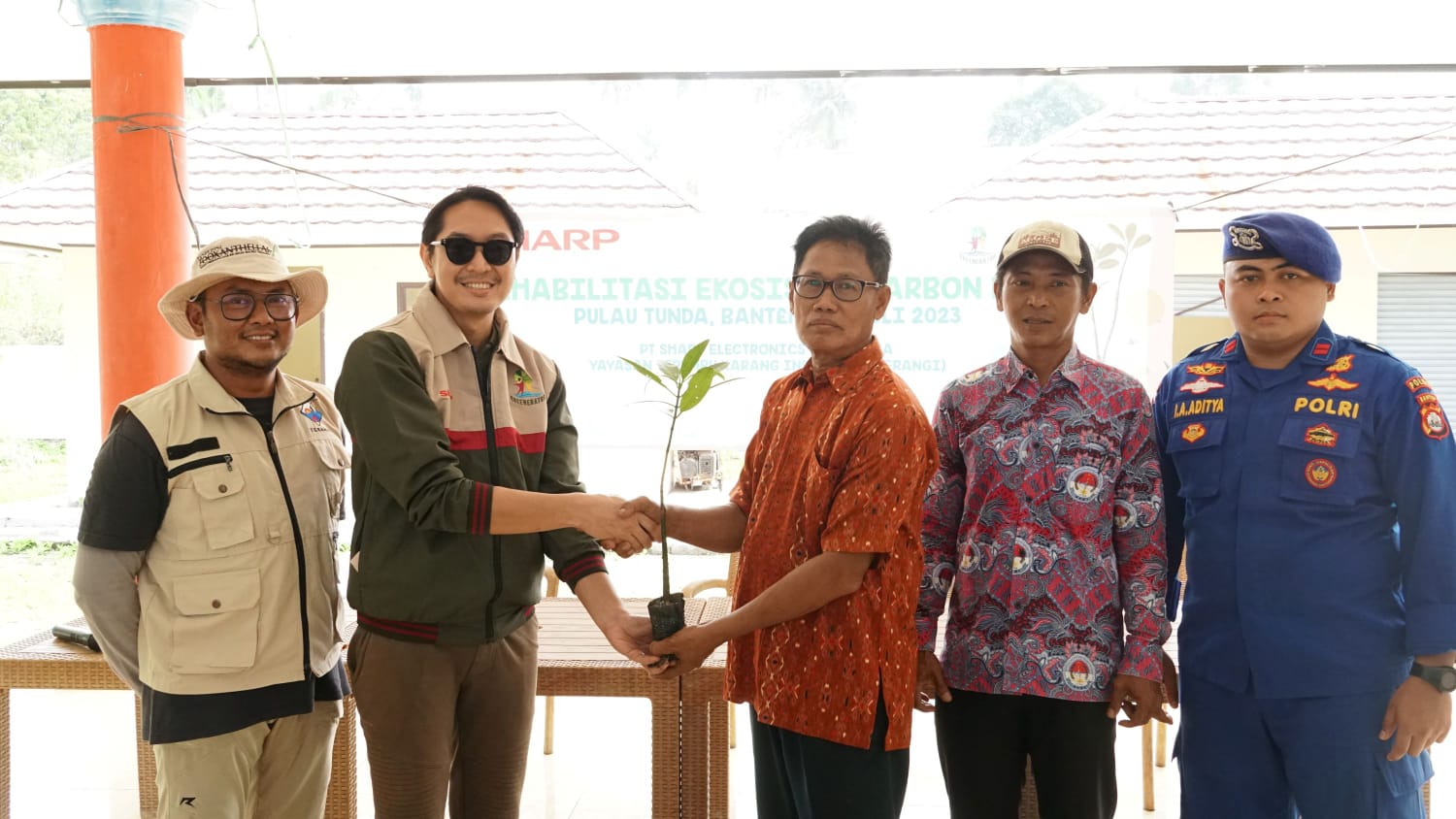 Pandu Setio, Senior PR & Brand Communication Manager, PT Sharp Electronics Indonesia Menyerahkan 3300 pohon kepada lurah Desa wargasara. Foto: Sharp