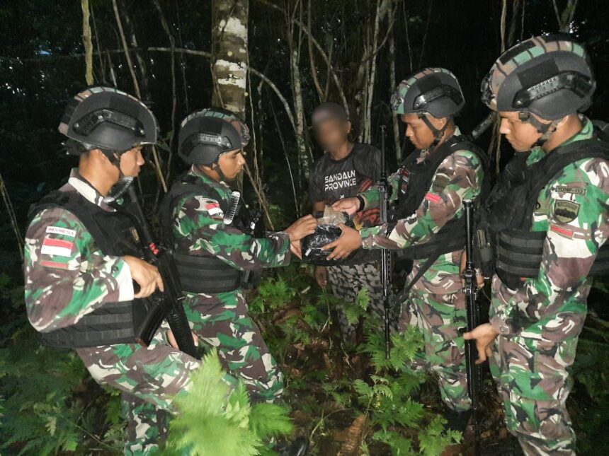 Satgas Pamtas RI-PNG Yonif 132/BS saat mengamankan ganja seberat 1,1 kg di perbatasan Skouw - Wutung, Distrik Muara Tami, Kabupaten Jayapura, Provinsi Papua, Minggu (16/7). Foto: Yonif 132/BS