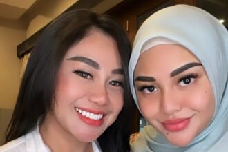 Pendiri sekaligus pemilik salon kecantikan Linda Wan saat bersama artis cantik Aurel Hermansyah. Foto: Ist