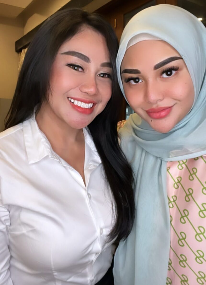 Pendiri sekaligus pemilik salon kecantikan Linda Wan saat bersama artis cantik Aurel Hermansyah. Foto: Ist