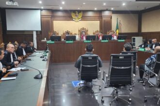 Empat terdakwa korupsi satelit Kemenhan saat mendengar pembacaan putusan oleh majelis hakim Pengadilan Tipikor Jakarta, Sein (17/7). Foto: Yudha Krastawan/ipol.id