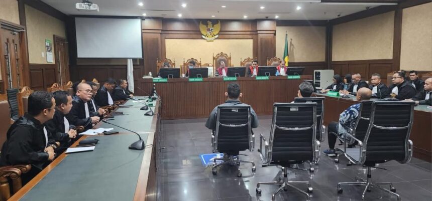 Empat terdakwa korupsi satelit Kemenhan saat mendengar pembacaan putusan oleh majelis hakim Pengadilan Tipikor Jakarta, Sein (17/7). Foto: Yudha Krastawan/ipol.id