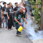 Komunitas Warteg (Kowarteg) Indonesia bantu cegah demam berdarah dengue (DBD) dengan mengedukasi tentang cara merakit alat fogging sederhana kepada warga di Jl. Benda Timur, Gg 9, RT 11/02, Kelurahan/Kecamatan Kemayoran, Jakarta Pusat, Senin (17/7). Foto: Kowarteg