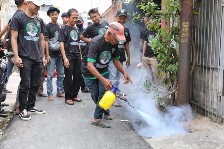 Komunitas Warteg (Kowarteg) Indonesia bantu cegah demam berdarah dengue (DBD) dengan mengedukasi tentang cara merakit alat fogging sederhana kepada warga di Jl. Benda Timur, Gg 9, RT 11/02, Kelurahan/Kecamatan Kemayoran, Jakarta Pusat, Senin (17/7). Foto: Kowarteg