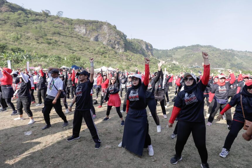 Ribuan perempuan bersama masyarakat antusias mengikuti gerakan yang dipandu instruktur dalam senam ceria yang digelar sukarelawan Ganjaran Buruh Berjuang (GBB) di Lapangan Desa Tagogapu, Kecamatan Padalarang, Kabupaten Bandung Barat, Jawa Barat (Jabar), Minggu (16/7) siang. Foto: GBB