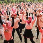 Emak-emak energik mengikuti gerakan fun zumba dan aerobic yang digelar oleh Mak Ganjar di Jalan Tandon Ciater, Kelurahan Ciater, Kecamatan Serpong, Tangerang Selatan (Tangsel), Banten, Minggu (16/7) siang. Foto: Mak